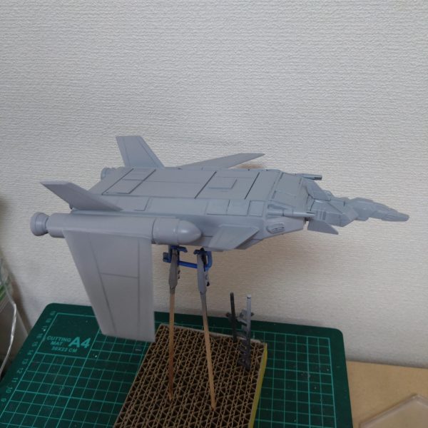 やりすぎてダレダレになっちゃった(⁠｡⁠ŏ⁠﹏⁠ŏ⁠)エアブラシや缶スプレーは外でやってるので、日差しによって超絶見にくかったりするのです…。 疲れ目〜♪ショボショボ〜♪ピーカンだと見づらい〜♪プラモの塗装は屋内で〜♪ ……といくらＡＣ辺りがCM流したところでウチには1歳児がいるからなぁ(⁠*⁠﹏⁠*⁠;⁠)塗装ブース??あんなの飾りです!!家の大きい人にはわからんのです(⁠ ⁠≧⁠Д⁠≦⁠) 一応あるんですが、水性カラー筆塗りですら薄め液を使うのに気を使っちゃいますね。筆塗りならやるけどね!!(⁠☆⁠▽⁠☆⁠) 面が大きいからエアブラシ使うつもりでしたが、白は外で塗るの無理じゃないだろうか。試しに吹いてみたところ、屋外だとサフとグランプリホワイトの違いがわからんです（笑）（3枚目）