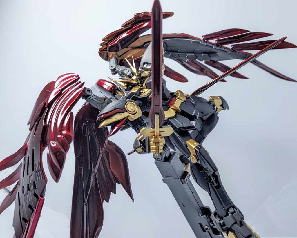 仮説その③クリアバージョンは破損しやすい？こちらは正です。普段の色プラよりプラの質感が柔らかい気がします。実際、翼のパーツ内部のダボを一部破損しました。(幸い稼動に影響がないところでよかったです。)分解工程は特に取り扱い注意ですね。