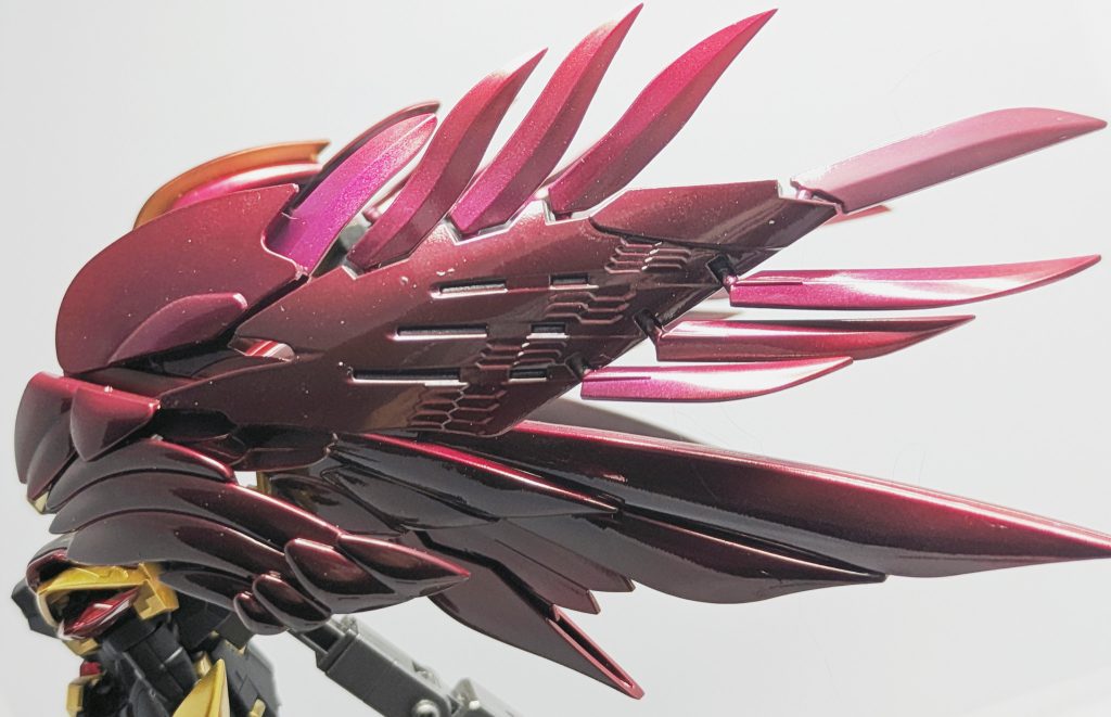 ルルーシュウィングゼロはなんと言っても翼の塗装がモデラーの腕の見せ所だとおもいます。今回目指したのはワインレッドのキャンディ塗装。一層目は光沢ブラックでキャンディ塗装の下地作り、その上にゴールド、ガンメタで陰影を付けてグラデーションをかけ、マゼンタで色の下地を作ります。最後はディープクリアレッドでキャンディ塗装してフィニッシュ。手間をかけただけあって、いい色が出せたと思います。