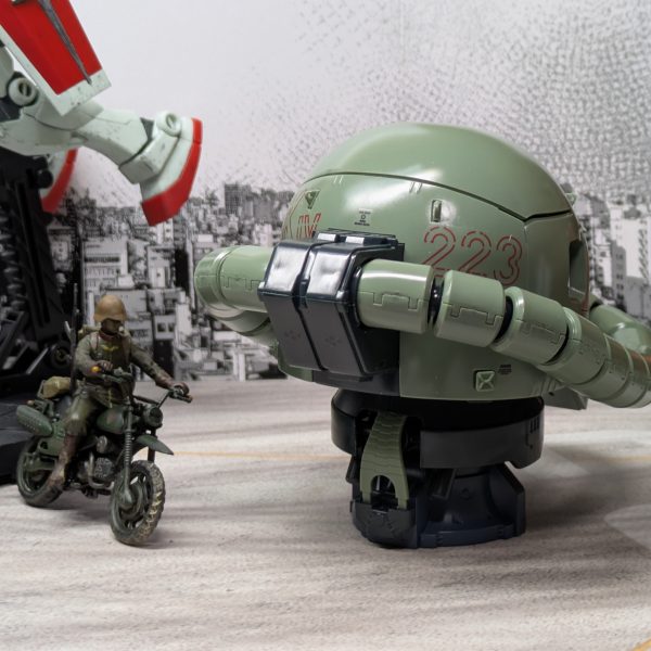 1/35 UCハードグラフよりMS-06Je陸戦型ザクII後期型ヘッドデカール貼り完了!つくづくバンダイのガンプラとかヤマプラ買ってて思うけど、バンダイの成型色は塗装しなくても一手間かければいい塩梅に仕上がるからスゲ～っていつも思う。そして1/35になるとザクがデカい!（2枚目）