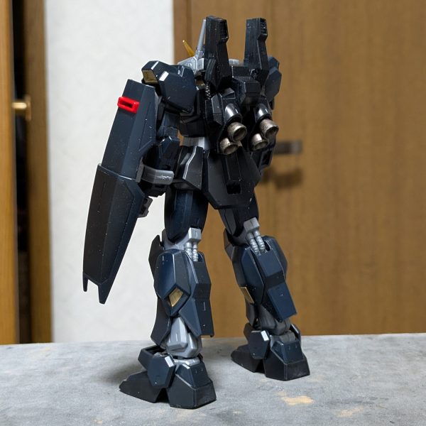 HGUC RX-178 ガンダムMk-2製作中!遂にMk-2大地に立つ!!明日はトップコートかけてデカール貼りの準備しよう。お隣はMk-2の同僚になる予定のネモサイド6軍警仕様。（2枚目）