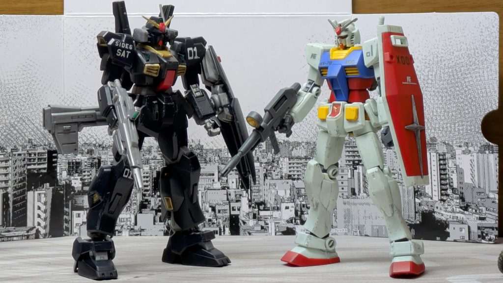 第二次ネオ・ジオン抗争終結後、シイコ・スガイは軍を退役。結婚してサイド6に移住していたが、かつての上官アムロ・レイの機体に似た謎のガンダムが現れた事を知って軍警察に志願。初出動でクランバトルの違法機体4機をほぼ単機で確保。その直後に誰も乗りこなせなかったSATのガンダムMk-Ⅱ1号機を乗りこなして模擬戦で他のMk-Ⅱを撃墜した事で軍警からSATへ移っていた。この事と過去の実績から周囲ではニュータイプではないかと噂されているが、本人は頑なに否定している。また、この謎のガンダムに異常なまでに拘っているがその理由は不明。シャリア[あのシイコ・スガイまで現れましたか…荒れますね]コモリ[確かうちの隊の元副隊長でしたね。現時点で我々はX00が確認されるまで不介入と命令されてますのでこちらからはまだ何もできませんね]シャリア[それでも不測の事態は起こるものです。…スタークジェガンの準備を。あと