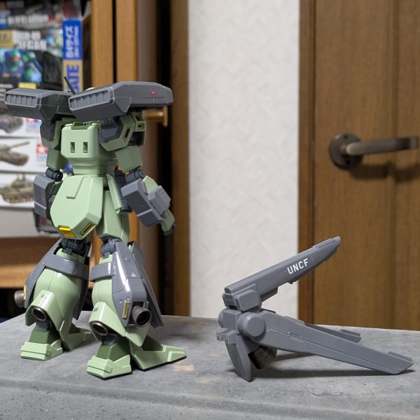 HGUC スタークジェガン製作中!!今日はデカール貼り&武器類製作完了!!ロンド・ベルのマークは手持ちはシールしかないので最終工程で。明日まで乾燥させてからトップコートへ。バックパックがとにかくデカいぜ!!機体番号は203。なお、バックパックの表記を含めて過去作の機体全てが