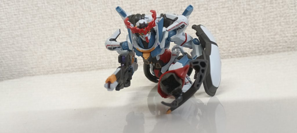 台座が無いけど、机と壁が白いので、何となくパッケージポーズに似せて撮影してみました。