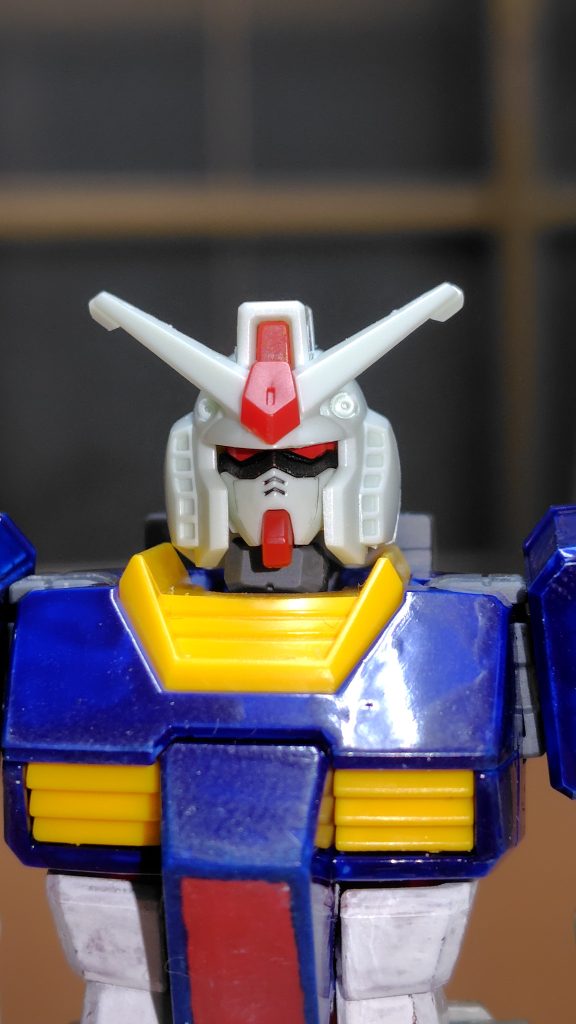 本来のガンダムフェイスも少しカラーリング変えただけで赤眼の悪役顔に。