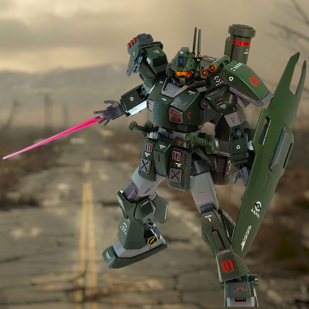 右腕とシールドにビームサーベル、腰にナイフ2本ハンドガンを加え、インファイト用の装備を揃えています