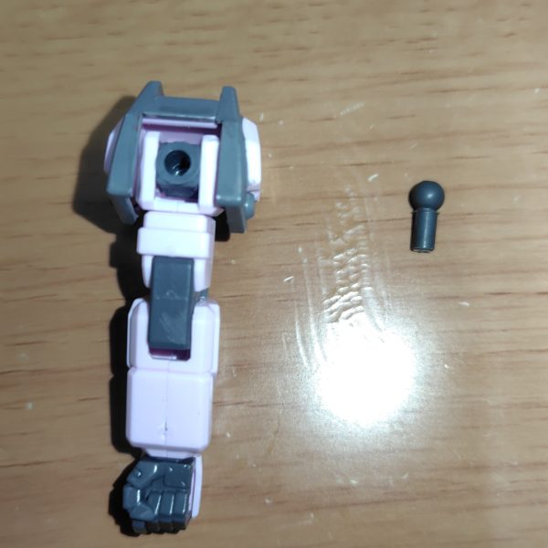 旧HG。胴体内部を丸々削り除いて腕の接続部にPCパーツを。肩のPCパーツに30MMオプションパーツの丸ジョイントが嵌りました。腕の近代化は不格好ですが出来ました。（2枚目）
