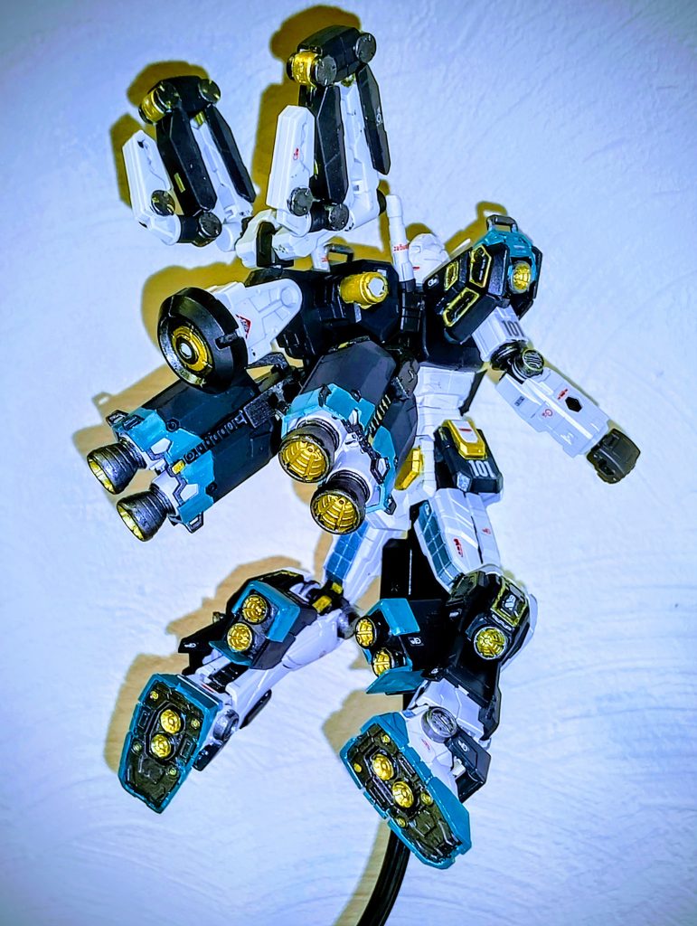 カラーリングですが、量産型ということで量産型νガンダムを参考に筆塗りにて塗装しています。最後までご覧頂きありがとうございました。