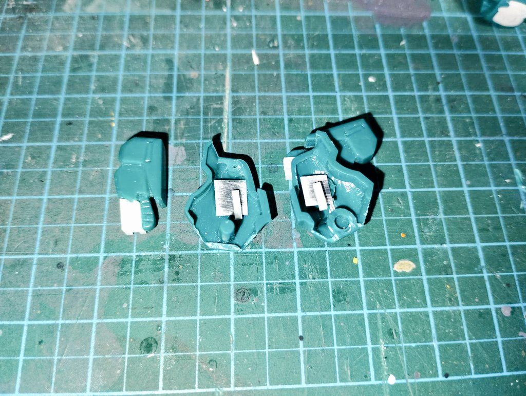 脚部はレール機構を仕込み伸縮可