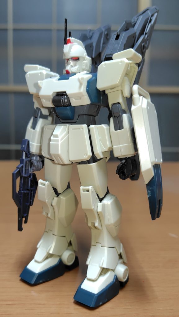 翼を折り畳んだ駐機状態。特に立位問題無し。