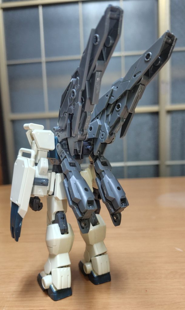 背面。30MMオプションパーツ・マルチウィングを使用したが、付属のバックパックじゃなく、直方体のバックパックに上手く組み合わせてウィングとスラスターを上下に配置して接続したフライトパック。