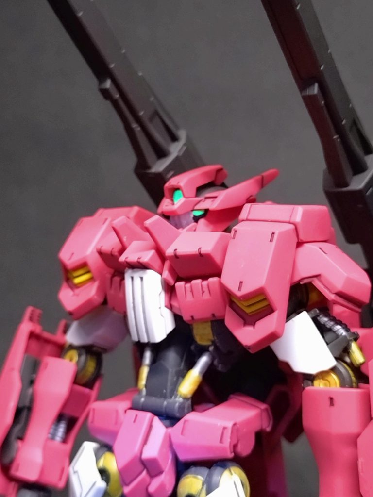 最後はいつものブラックライトで目を光らせてのショットおでこの部品（バイザー？）が邪魔で正面からだとほとんど目が見えません(T_T)