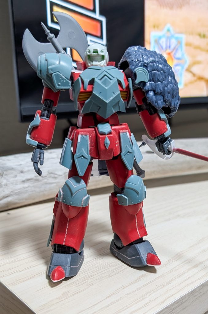 試行錯誤の末、アーマーパーツは細かく刻みながら、バランスを見て少しずつ貼り付けていく形になりました。斧はセリアで購入した人形用のものをそのまま使用。サーベルの刀身は、セリアのお弁当ピックをベースにプラバンでディテールを加えました。