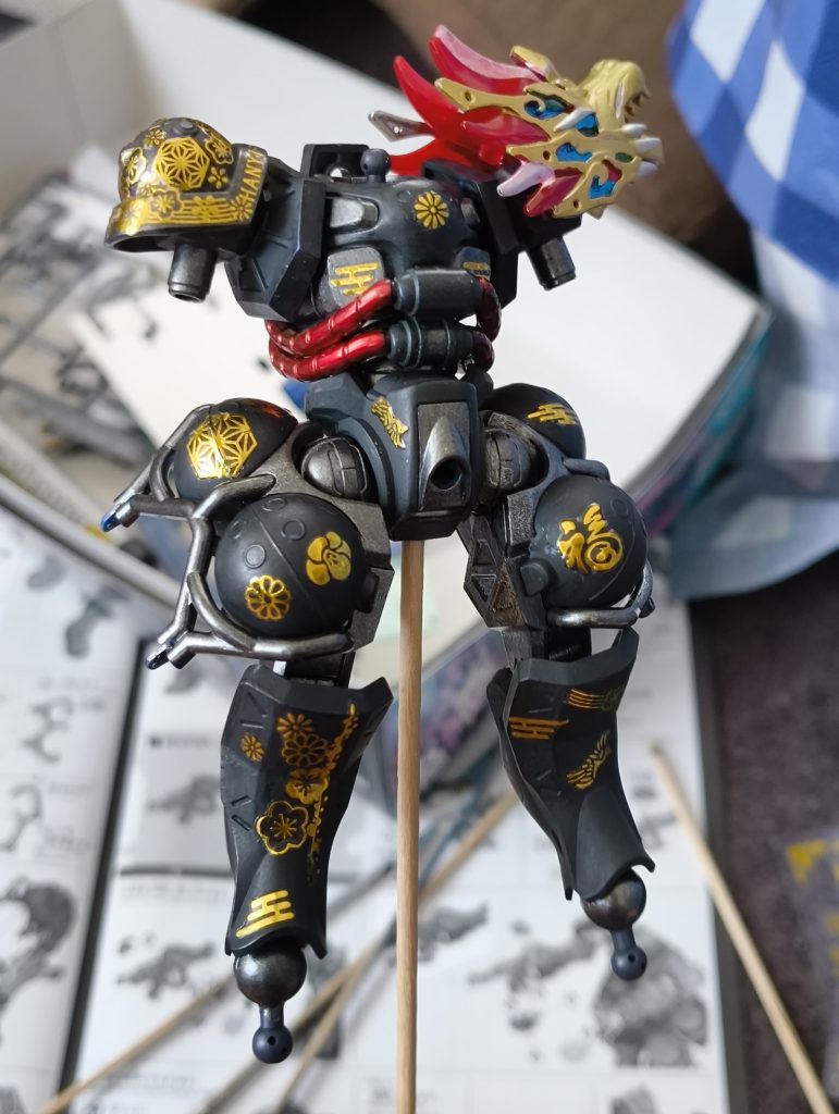 左肩の防具を輝羅鋼っぽく塗装しようと試みたものの、筆塗りで上手いようにキラキラ感が出せず。シンプルにガンメタ1色に塗装