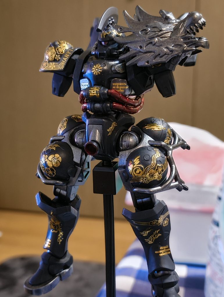 シーブルーとガンメタの塗料をメインで使用合わせて歌舞伎の衣装のような華やかさを取り入れる為に和柄のネイルシールを貼って装飾。ネイルシールは粘着力がデカールよりも強く、大きさもHGに丁度良いのでおすすめです。肩と肘の防具はSDより拝借