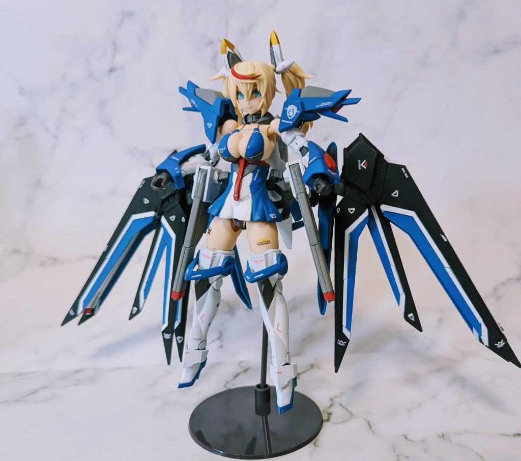 羽を畳んでレールガンがかなり幅を取ってしまい腕との干渉が非常ににキツイです。今回初の美プラとのミキシングですがABSパーツの破損にかなり苦戦してしまいました…
