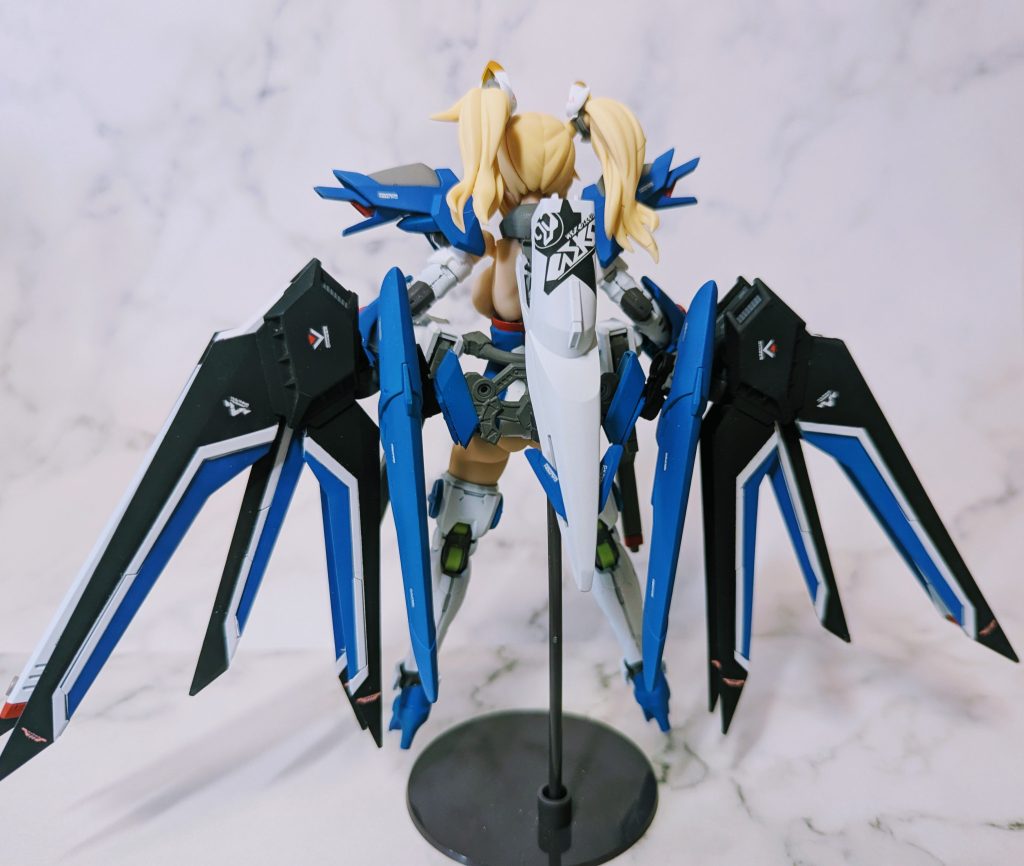 後ろから本体とウイングの接続はジェネの武器を接続パーツを経由して無理やりくっつけています。（元々腰にマウント可能だったので）私の技術不足で可変ギミックはオミットしているのですが、その代わりにオリジナルギミックを追加しました。（それは後ほど）