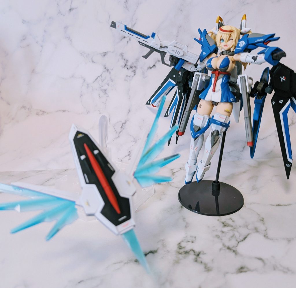 シールドは両翼をジェネの武器から持ってきたクリアパーツに付け替えてます。色を合わせるために先端のビームパーツはクリアブルーのレジンで複製しました。 