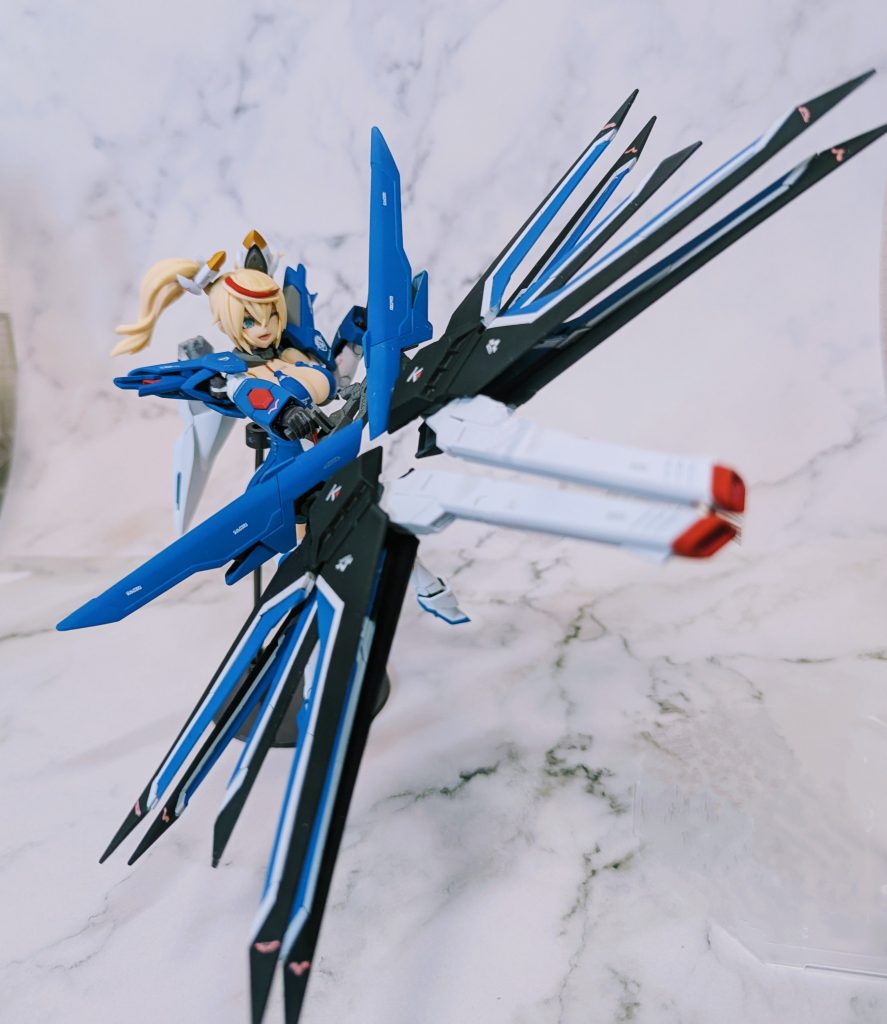 先述のオリジナルギミックであるウイングのバスターライフルモードですウイングの接続パーツが元々武器だったのを利用してみましたが、思いの外重くなってしまいスタンド必須です（スタンドは消しゴムマジックで消してます）