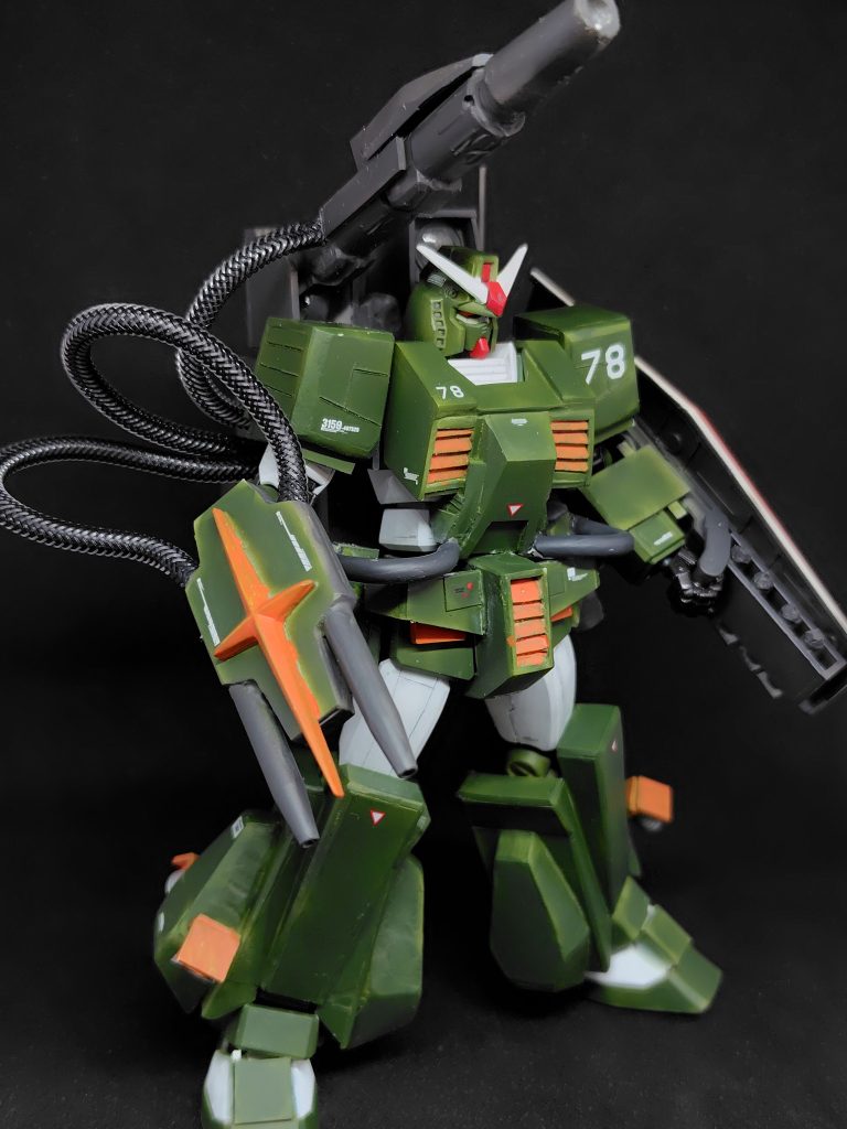 キャノンはガンキャノンからレジン複製で作成。腰、ライフルのコードは100均の充電ケーブルです。下半身はゴツい感じにしたかったので、足回りをけっこう盛りました。