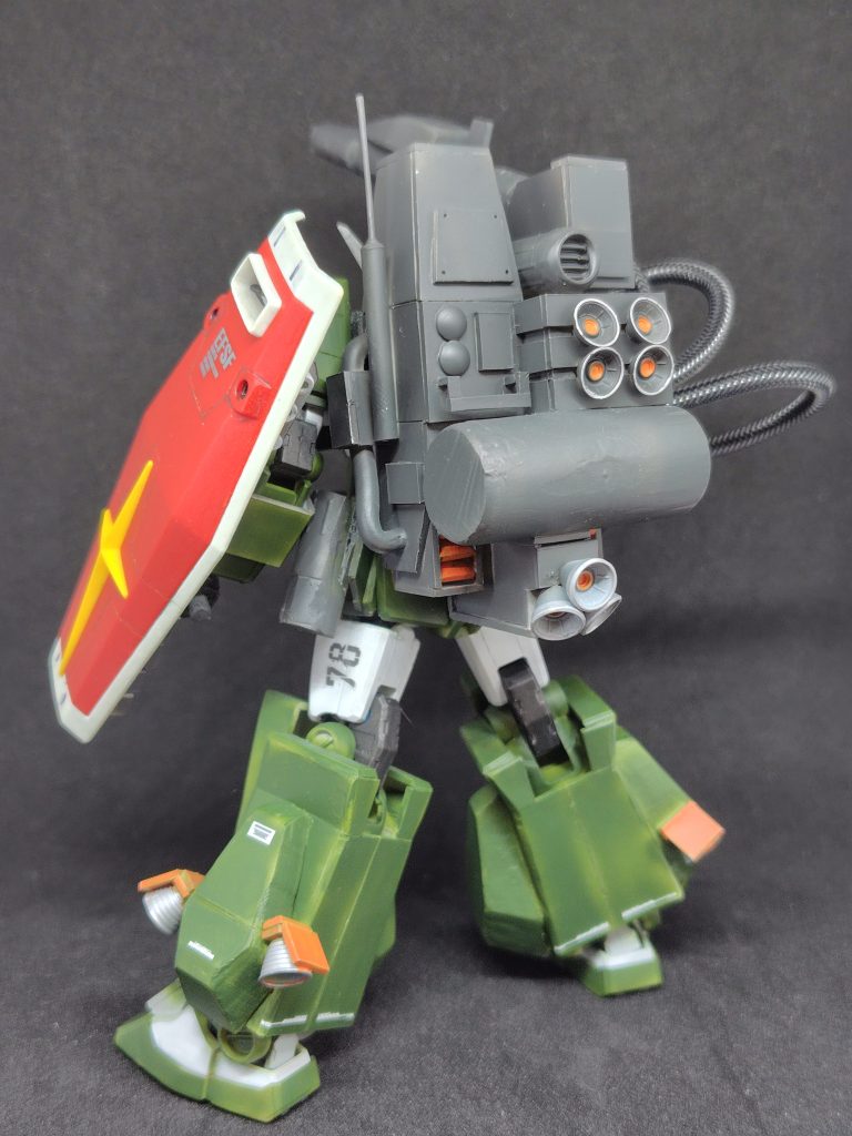 背面バックパック作るの大変でした…アンテナは伸ばしランナーで作成。バーニアと左側の丸い…なにこれ?は市販パーツです。