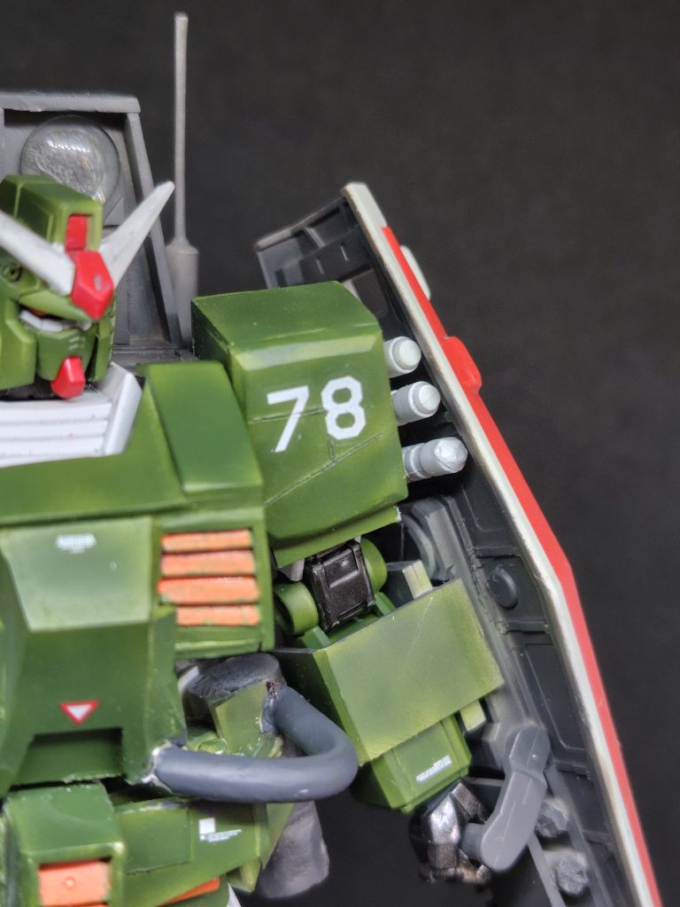 盾裏のビームサーベルも1本足りなかったのでレジンで複製。どれが複製か丸わかりですね笑笑