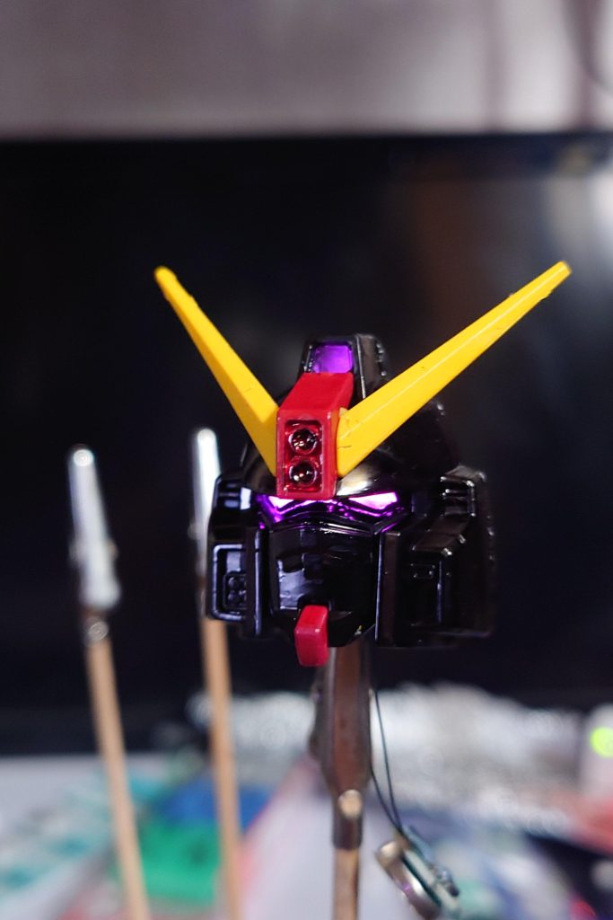 最初、ツインアイのところとにLEDを付ければ、メインカメラの部分も上手く発光するかなと思ってたのですが思ったよりくらい…急遽メインカメラの方にもLEDを設置頭に2個入れました