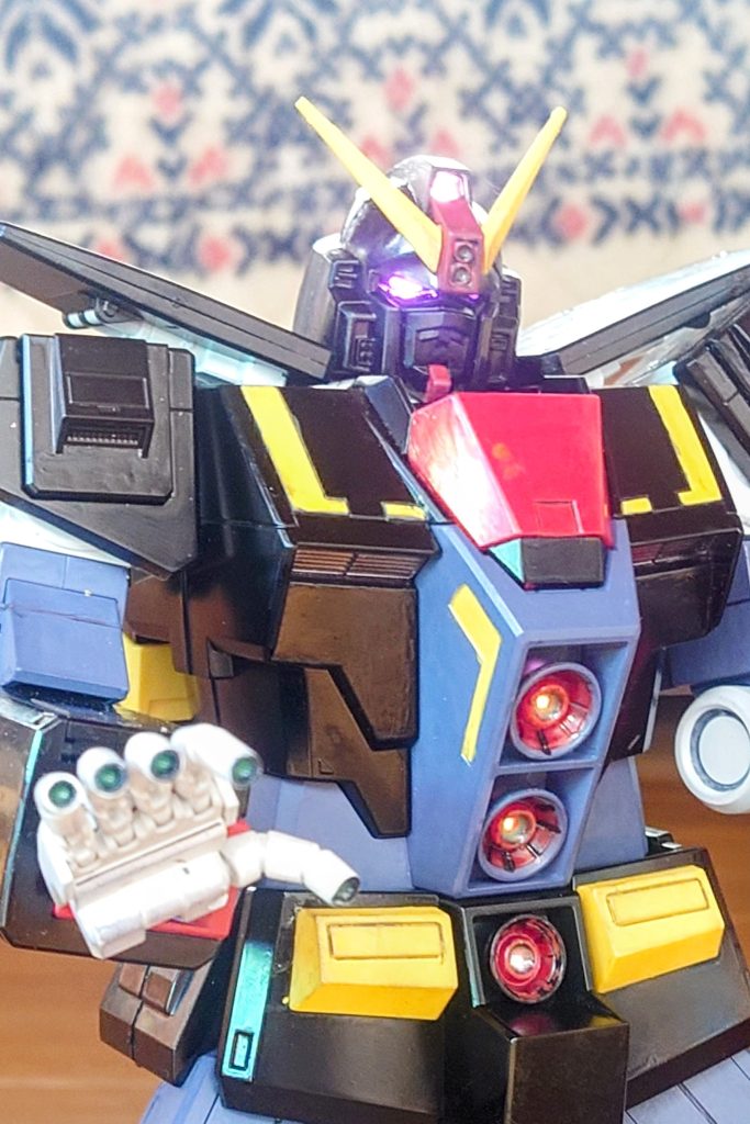 指の方はLEDを組み込む技術はさすがにないので蓄光UVレジンで加工中々かっこよく仕上がったのでこれはこれで満足‼️