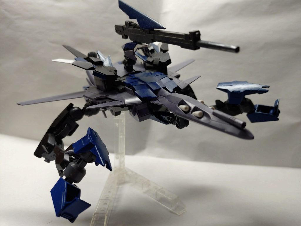 鉄血シリーズからユーゴーの脚部を流用したサブアーム「デルタアーム」は敵を掴んだり着陸時に使用が出来る万能武器腕だ。