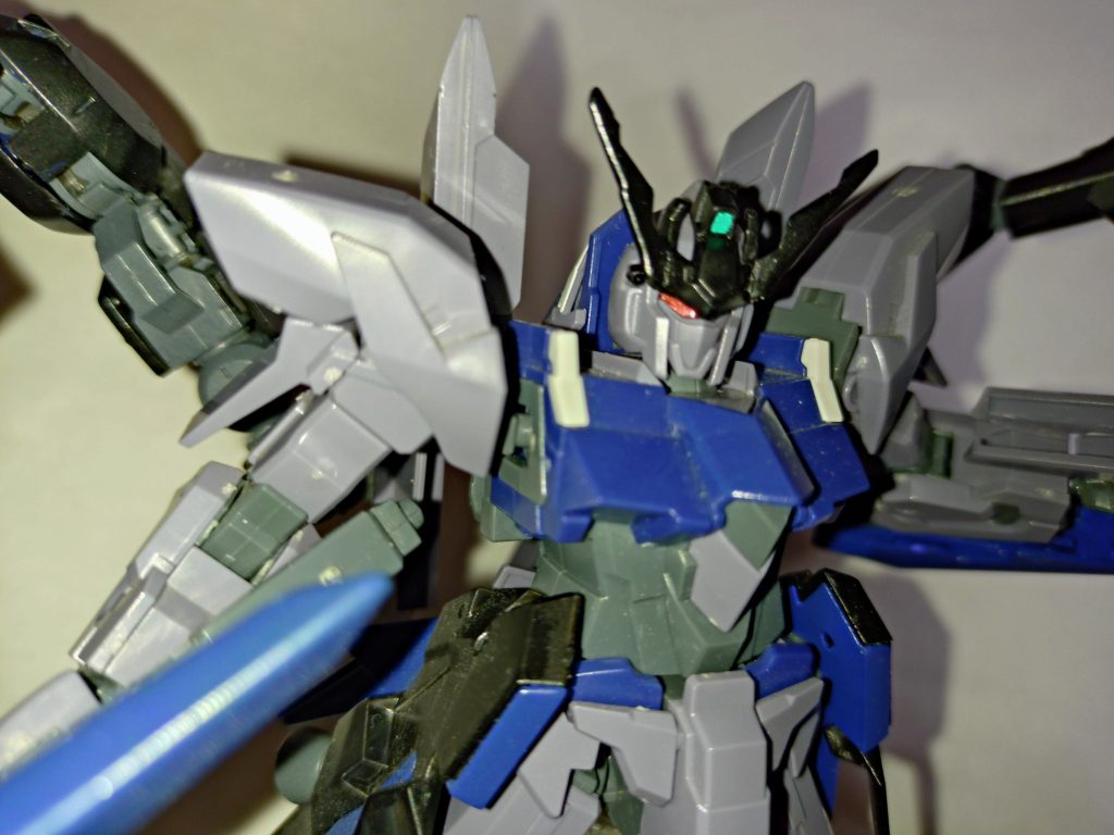 頭部に2本のアンテナを付けて額を黒で塗装して悪役っぽい雰囲気にしてみた。