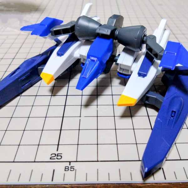 以前から調整している機体ですがバックパックがいい加減決まらずじまいだったので試作を重ねて現時点で今の形に。大まかに以前からの変更点は3ミリ軸用ネオジムを搭載しました。腰の左右と後ろ、両腕、あとはライフルとシールドに付けた事によって武装の変更がスムーズになりました。まぁマークIIディフェンサーみたいなシルエットになりましたがマークIIもGディフェンサーも使ってないって言う謎仕様。設定的には急場で本体だけ仕上がったがバックパックだけが未完成で機動力増強の為現地改修……GP-01fbみたいな展開?そんなコア・ファイター二号機ですね。相変わらず塗装環境無いので組み換え試行錯誤してるだけです。年内には貯金で塗装環境作りたいです😢（3枚目）