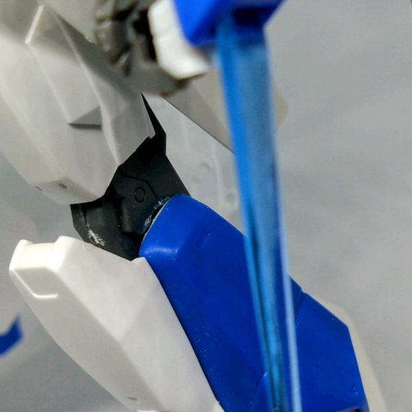 以前から調整している機体ですがバックパックがいい加減決まらずじまいだったので試作を重ねて現時点で今の形に。大まかに以前からの変更点は3ミリ軸用ネオジムを搭載しました。腰の左右と後ろ、両腕、あとはライフルとシールドに付けた事によって武装の変更がスムーズになりました。まぁマークIIディフェンサーみたいなシルエットになりましたがマークIIもGディフェンサーも使ってないって言う謎仕様。設定的には急場で本体だけ仕上がったがバックパックだけが未完成で機動力増強の為現地改修……GP-01fbみたいな展開?そんなコア・ファイター二号機ですね。相変わらず塗装環境無いので組み換え試行錯誤してるだけです。年内には貯金で塗装環境作りたいです😢（5枚目）