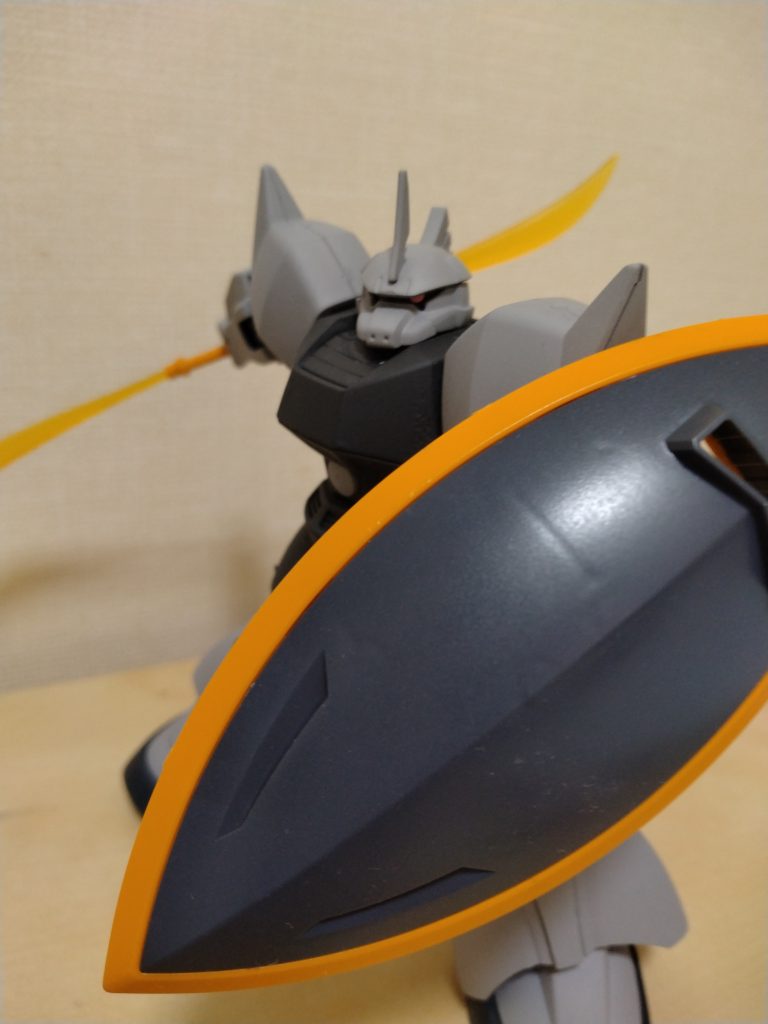 ビームナギナタとシールドを構える。ビームナギナタってどういう構造なのかしらと時たまに思うことがあります。シャアもアニメ劇中で片刃にして使っていたので両刃で使いこなすのはやっぱり難しいんですかね？