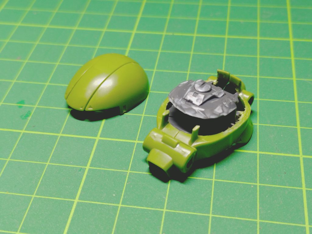 干渉する中身も削り込んでいきますピラーは切除しようかとも思いましたが、上から見てモノアイ旋回軸に向くよう(なるべくモノアイの邪魔にならないように)削って薄くしました