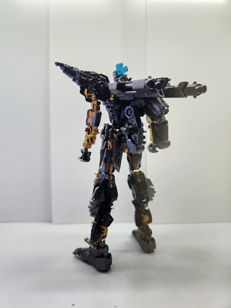 フレームです。骨組みをスターブライトゴールド、肉をエヴォガンメタとスターブライトアイアンで塗りました。結構気に入ってます。以下ポージングです。