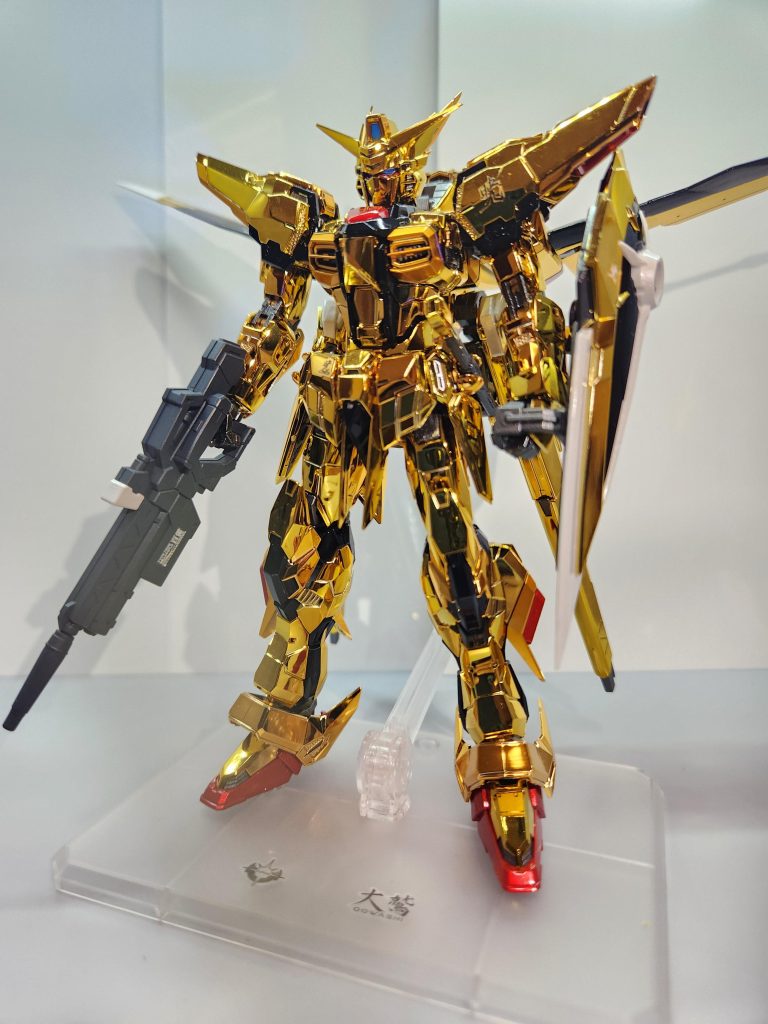 正面です。今回は金メッキはそのままそれ以外を塗装しました。黒 GXメタルブラック→GXクリアブラック赤 GXメタルレッド→GXクリアルージュ+GXクリアゴールド白 GXクリアシルバー武器、サフエヴォグレー+スターブライトアイアン+アルティメットホワイト+ウルトラブルーツインアイ プリズムパステルミントグリーンブルー→蛍光ブルー調色はこんな感じですね。その後武器以外にクリアー、下地にエヴォブラック吹いてます。メッキに負けないキャンディになったと思います。