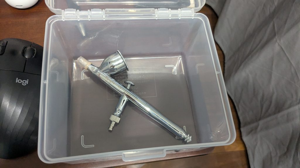 作品名：エアブラシ<p>candoで買ったプラケースにクレオスのダブルアクションがジャストフィット(*^O^*) 二重フタになっているので、底にスポンジを敷いて本体保護＆上皿に専用レンチとかを収納できます(*^O^*)</p>