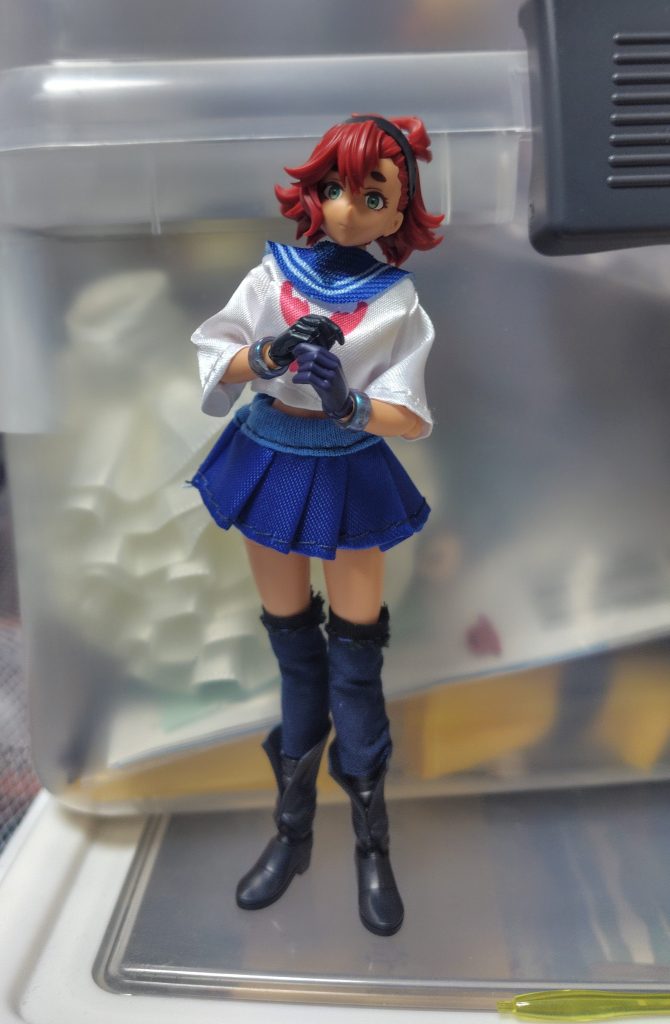 作品名：100均ショップで買える制服<p>今では100均（ダイソー等）でフィギュア用の制服を買えてしまう時代なのね。 …というのは嘘で実際はおままごと用のお人形の服を少し加工したものを身に着けています。対象商品と比べると大きさが違うのがわかりますね。そのまま身に […]</p>