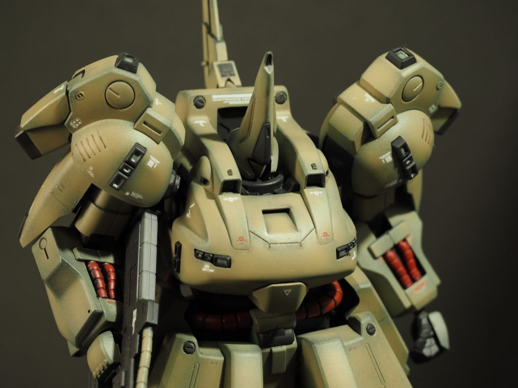 スジボリに関してはバトオペあたりのディテールを参考に取捨選択で腕のパイプは悩んだのですがそのまま