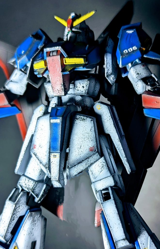 第48話あたりから怒涛の戦死報告が届くゼータガンダム(全50話)。戦争の過酷さ、残酷さが胸を熱くさせます。ファーストから一気にMSデザインがスタイリッシュになり、キャラクターも美形が増えるものの、シリアスで濃厚な作品です。