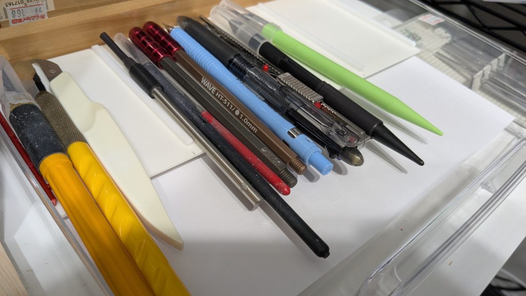 作品名：ツールオーガナイザーinレターケース<p>デカい塗装ブースを置いたせいで、今度は道具の置き場がなくなりました😅 レターケースを改造して、ツール類を平置きできるようにしてみました💡 ✅️タミヤのプラボード2mm厚を10cmの長さにカット ✅️転がり防止に3mmプラ […]</p>