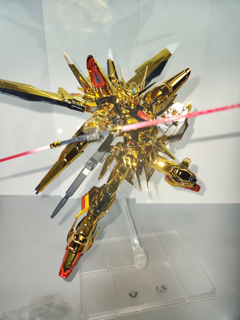 さすがRGと言うべきかディテールが細かいのでポーズが映えますね。ただ足の関節がゆるゆるなのでどんどん下がっていっちゃいますね。あと、手足にアドヴァンスドMSジョイントを使ってるので気をつけないと折れるので慎重になります。そこ以外はバッチリ決まるので買って損はしないキットだなと思いました。(RGにしては高い気がしますが…笑)