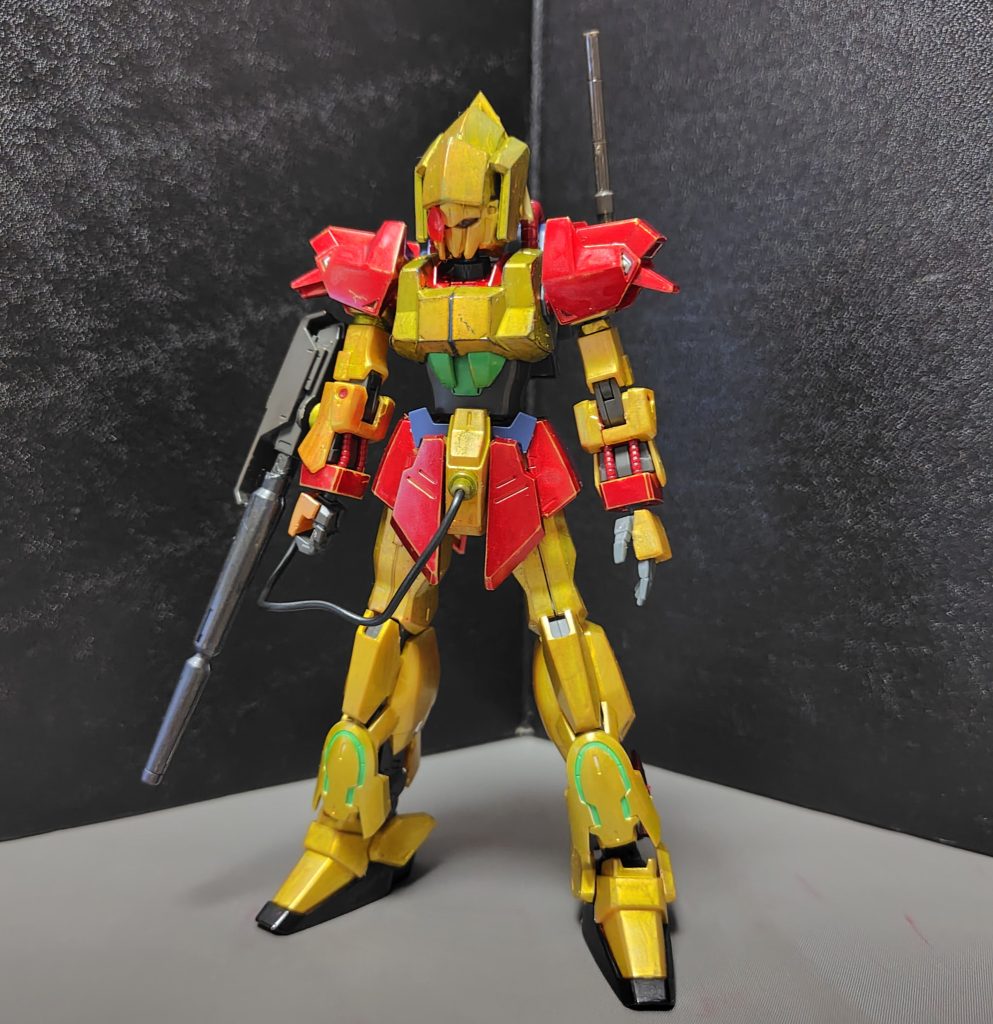 〇改造点について・頭部のボリュームアップとしてグレイズの装甲を用いています。・右眼部分にサーチスコープっぽいのを追加・脚部に追加装甲を施す。・パワーランチャー用のエネルギー供給口を股間部に追加。〇機体色について肩部や腰部はガンマカのメタリックレッドを使用していますが、それ以外の部位はDSPIAE 水性アクリルマーカーのゴールドを使用しています。※数ヶ月前辺りからヨドバシで販売されてるやつでカラバリは中々ある。ガンマカのゴールド達より濃い目で下地の黄色と合わさって元ネタの機体色に近い感じになりました。