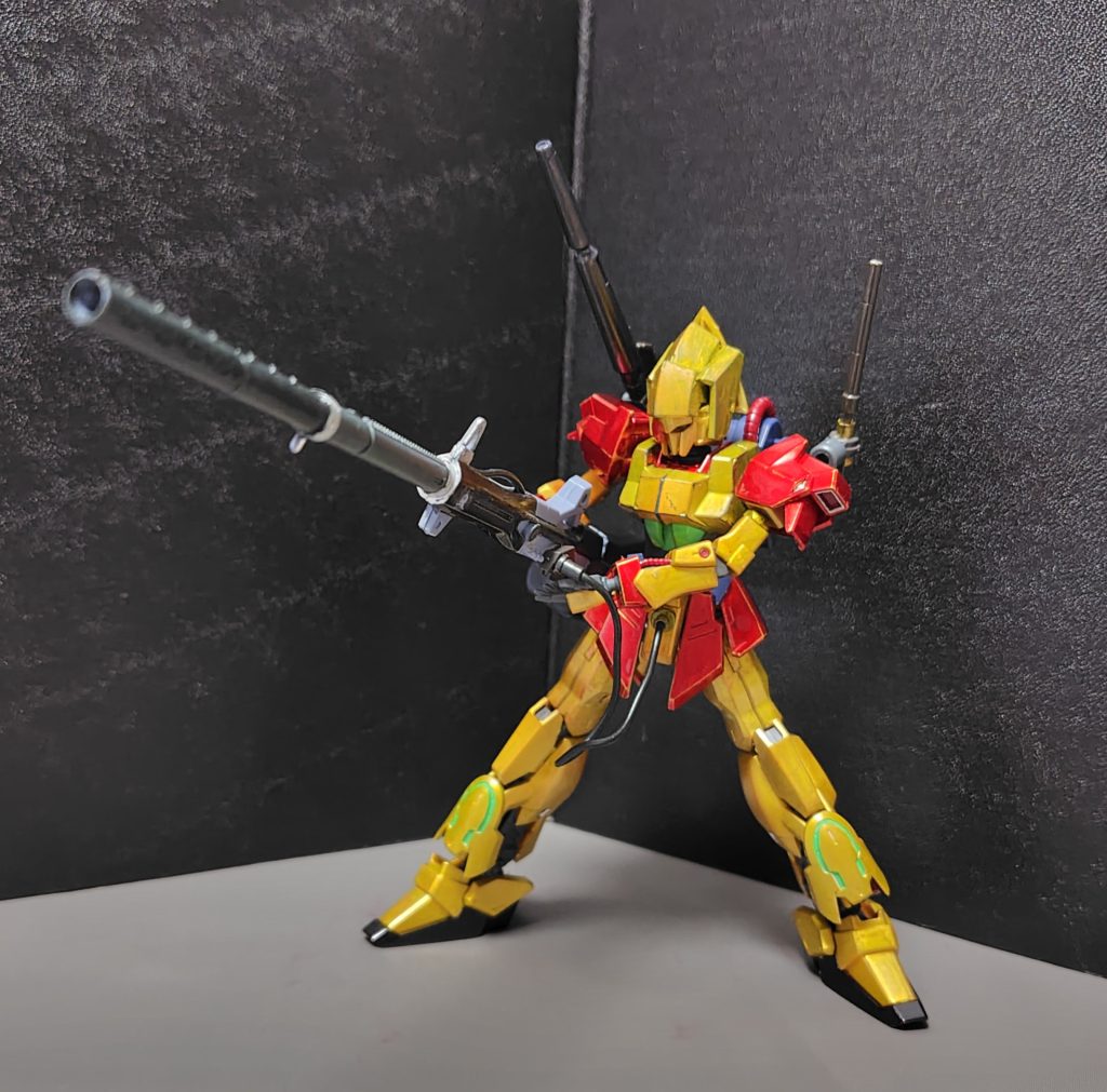 〇バスターランチャーヘビーメタル最強武装で、高出力のビーム砲で複数の敵を一瞬で消し飛ばす。その分エネルギー消費量も半端ないので、使い所は限られる。※クワサン・オリビーのは持ってなかったが、13人衆のタイプはバスターランチャーを持っている姿があったはずです。