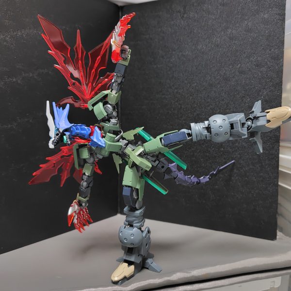 Q.これはガンプラですかね？A.はい、ガンプラです。道を開けなさい。これまで作ってきたガンプラ作品の為にパーツ取りした後のジャンク達を寄せ集めて、ドラゴンを制作中です。以前投稿した鉄血龍シリーズの第3弾になりますね。ベース機はゲイレールにグレイズ、SDのドラゴン、30MMのオプションパーツ等を組み合わせてます。今回のは尻尾も付けてますので、よりドラゴンっぽくなれたかなと思います。さて、このドラゴンのボディカラーは何色にしようかな…？（5枚目）