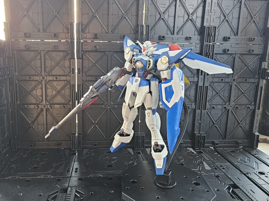 羽の配色を青をメインにサブウィングを黄色、根元を赤にしました。シールドは先端パーツを紛失してしまい、プラ板とエポキシパテとレジンを使用して作成しました。塗装の塗り分け忘れててまぁいいかとそのまま青で塗りつぶしw 