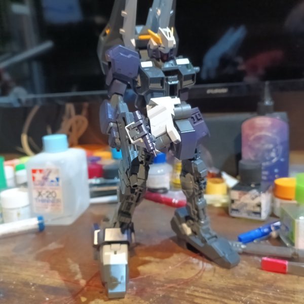 前2作と違い今回はヒールの様な下駄履きなんで足裏のバーニアにも入れました👍（2枚目）