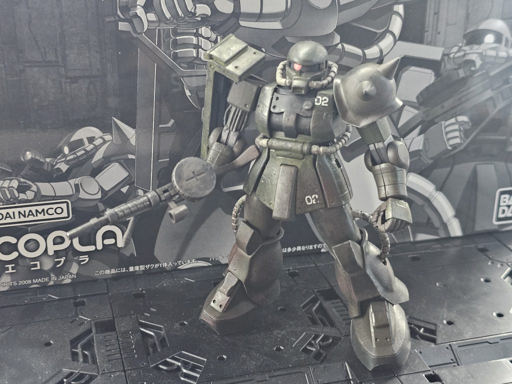 ベース色はタミヤカラーの濃緑色をベースにシーブルーとNATOブラックを使用パイプ類はミディアムグレーを使用しました。 ヴェザリングはドライブラシでヴェザリングマーカー色をカリカリ塗装。エッジを出すためにメッキシルバーを部分使用しました。 