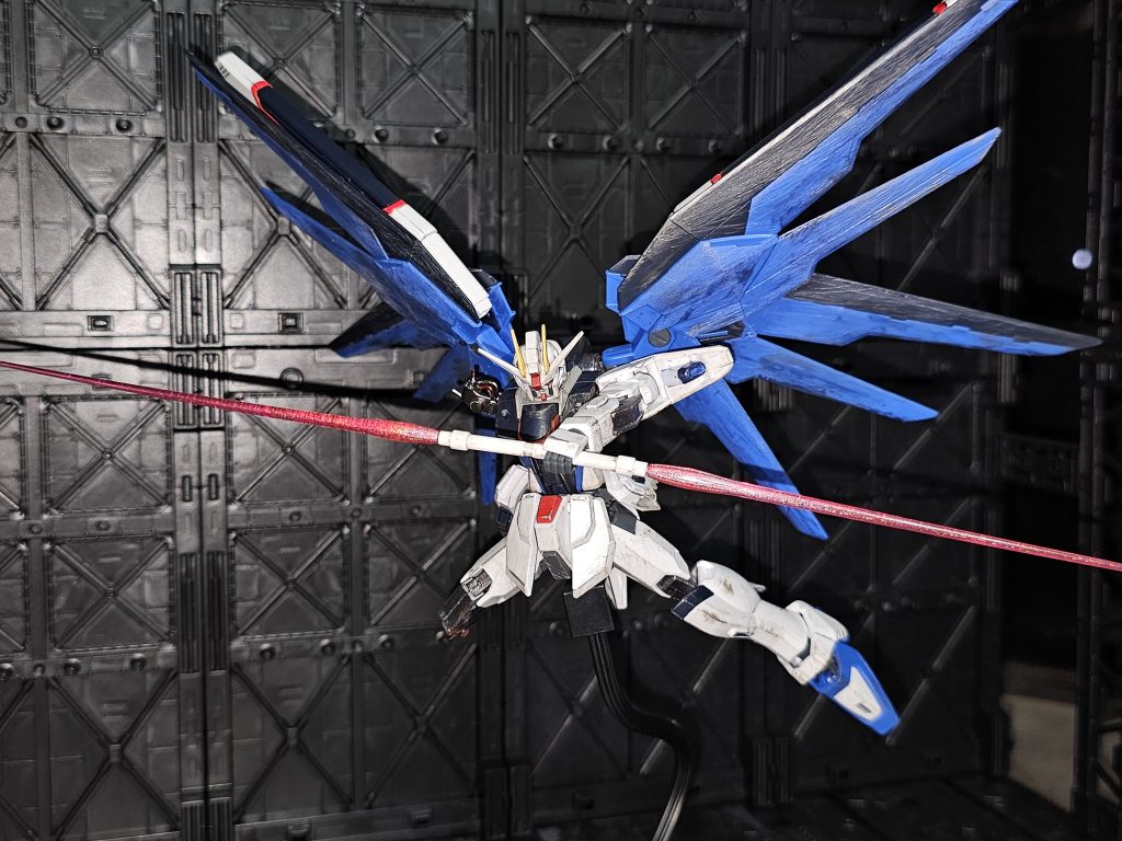 右腕と右足を切断して配線やらをくっつけて壊れたようにしました。全塗装は行っておりませんが成型色がそこまで違和感ない色だったのでそのまま使用しました。 