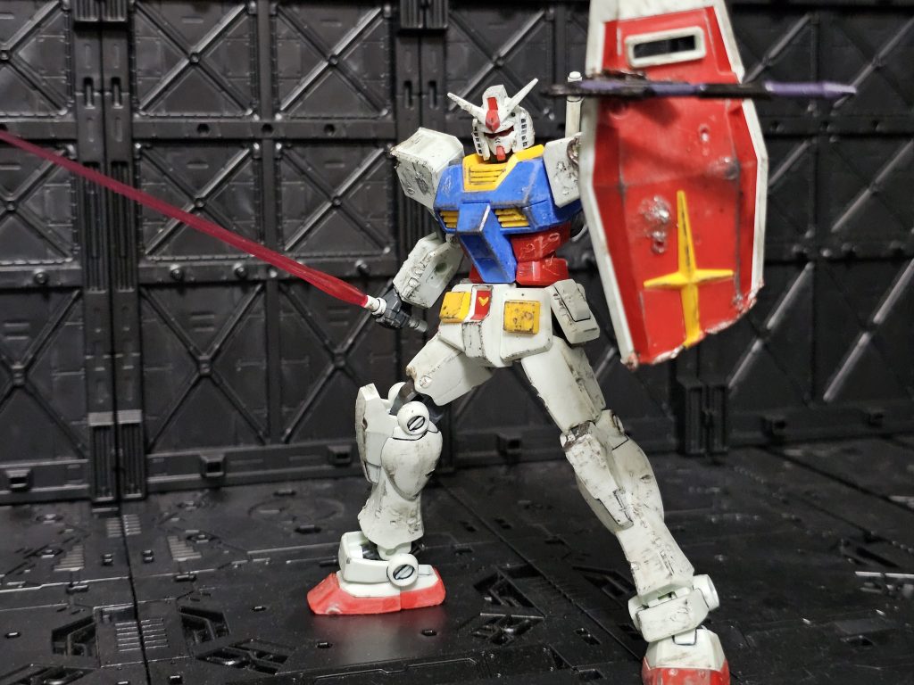 マーカーとドライブラシでカサカサやってたのですが地の色が白が多く、思ったように色が乗ってくれませんでした😂盾の下部分をちょんぎって余ってたザクのヒートホークを突き刺してみました。 